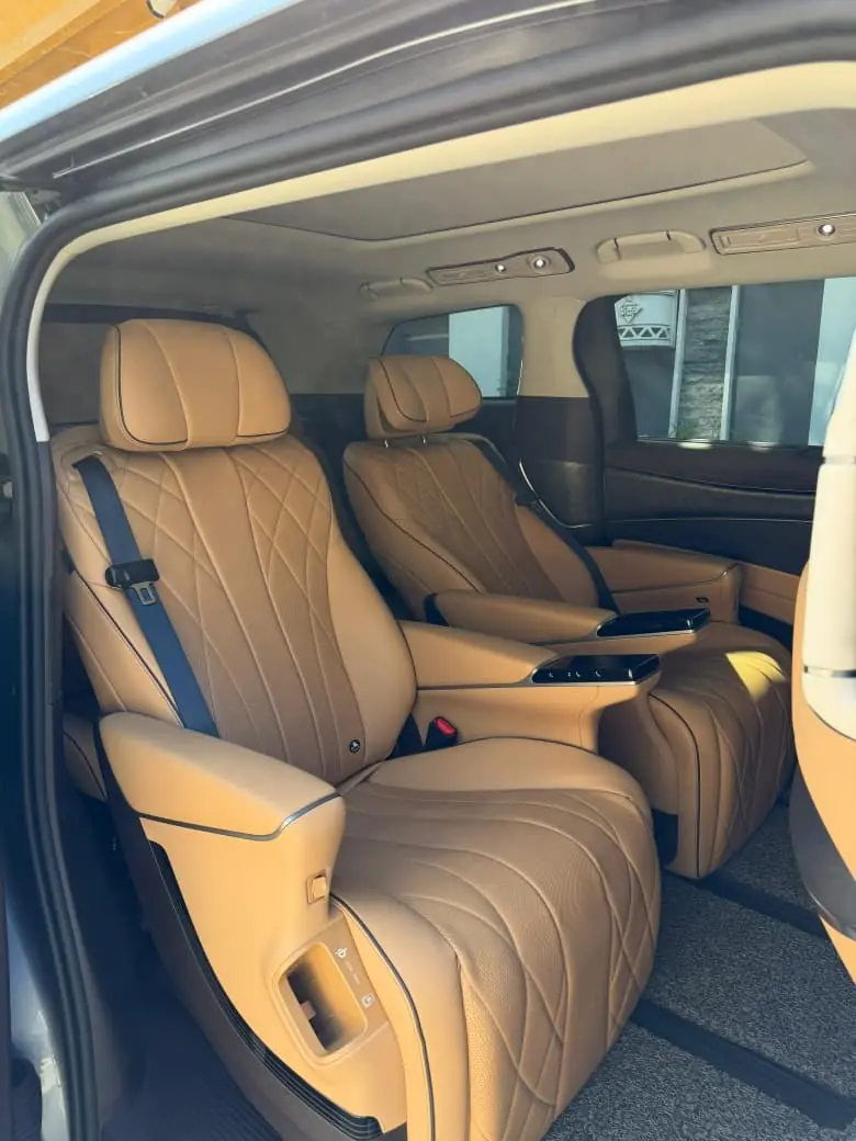 Denza D9, seats