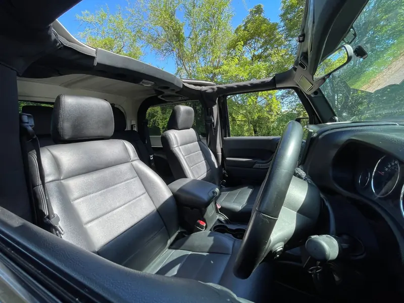 Jeep Wrangler Rubicon 2-Door Black, interior