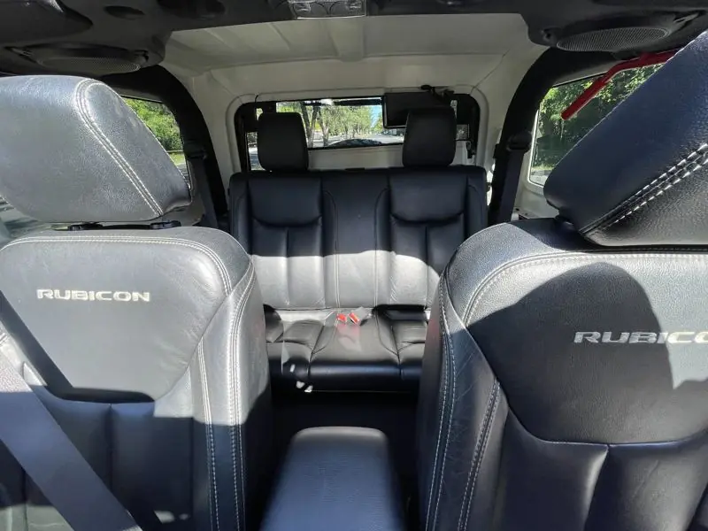 Jeep Wrangler Short 2-Door Red, seats