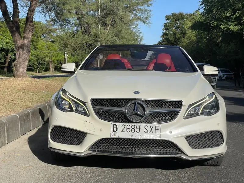 Mercedes-Benz E250 Cabrio White on Red, front