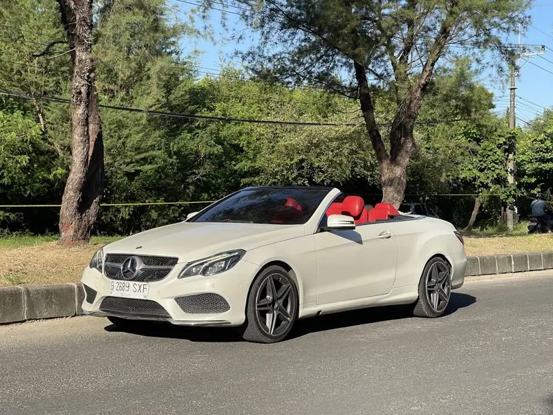 Mercedes-Benz E250 Cabrio White on Red