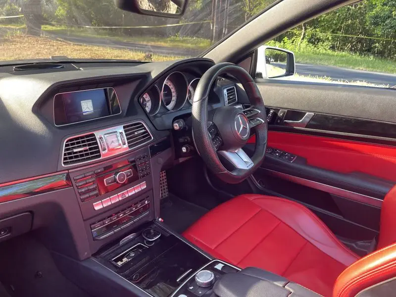 Mercedes-Benz E250 Cabrio White on Red, interior