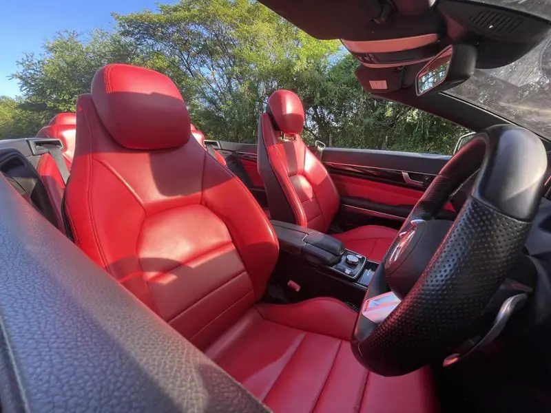 Mercedes-Benz E250 Cabrio White on Red, seats
