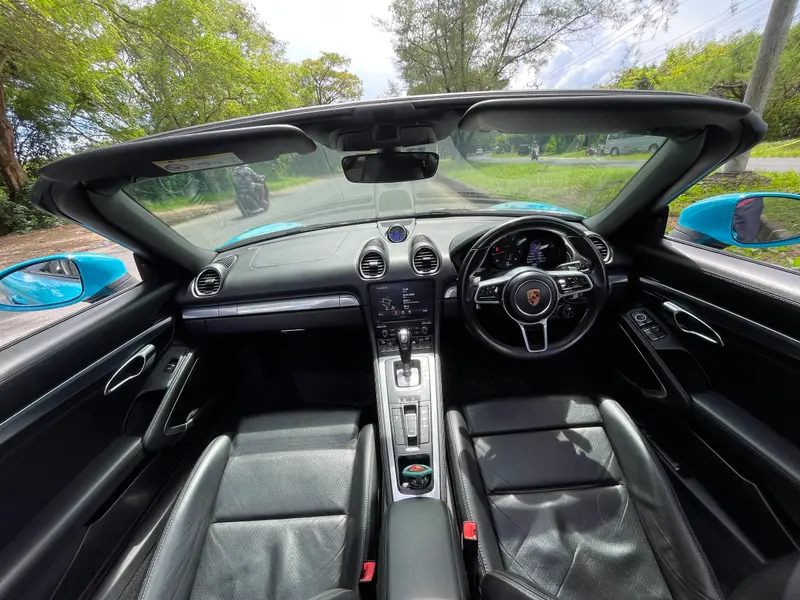 Porsche Boxster 718 Blue, interior