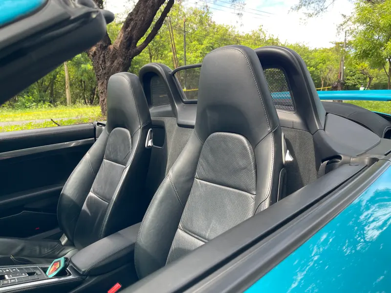 Porsche Boxster 718 Blue, seats